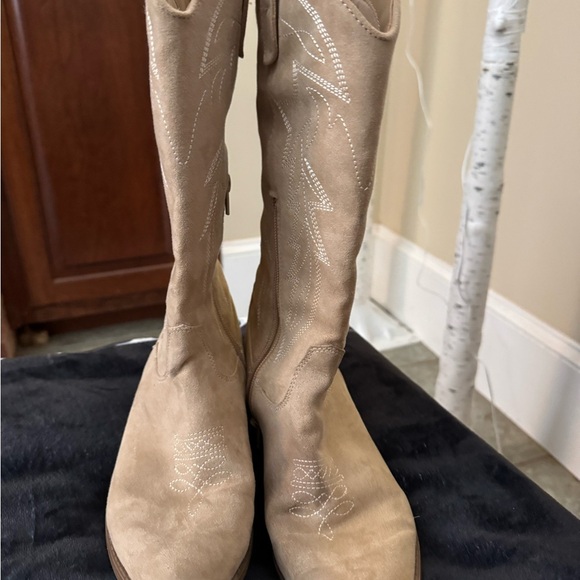 No Boundaries Tan Heeled Boots Stylish and Versatile - Picture 4 of 8